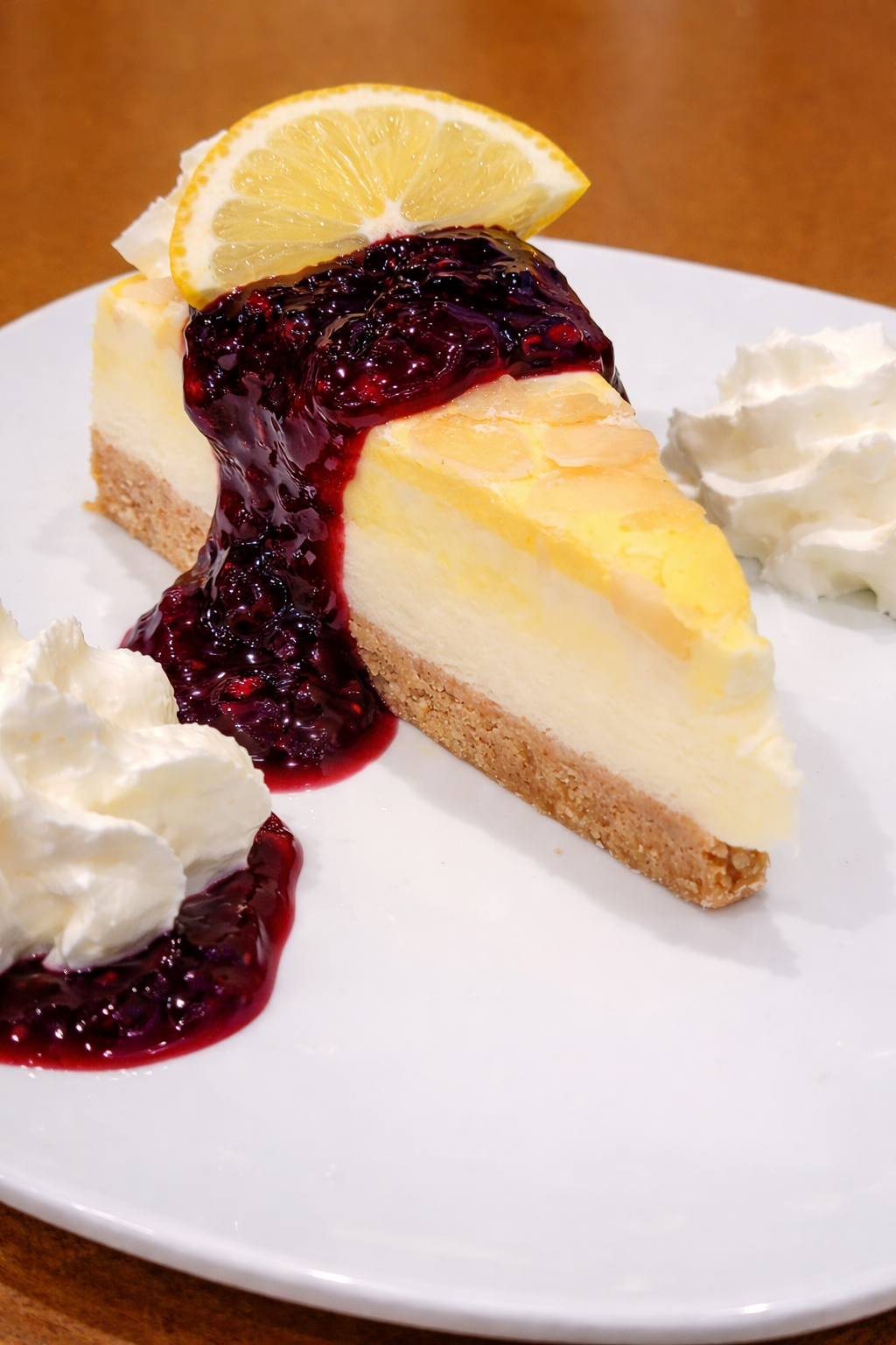 Lemon cheesecake with berry compote
